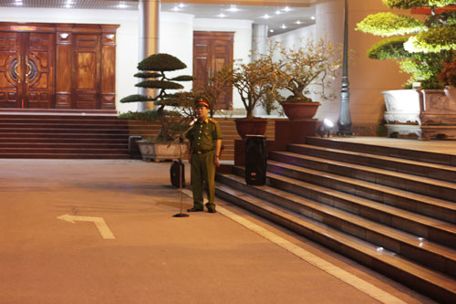 Thầy Trung tướng, GS. TS Nguyễn Xuân Yêm căn dặn cán bộ, sinh viên trước khi lên đường